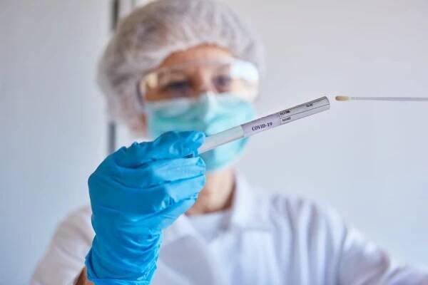 Nová varianta covidu se šíří Evropou. Nejvíce postižené je Irsko