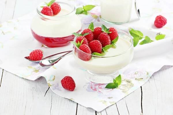 Citronová panna cotta s malinami – sladké potěšení