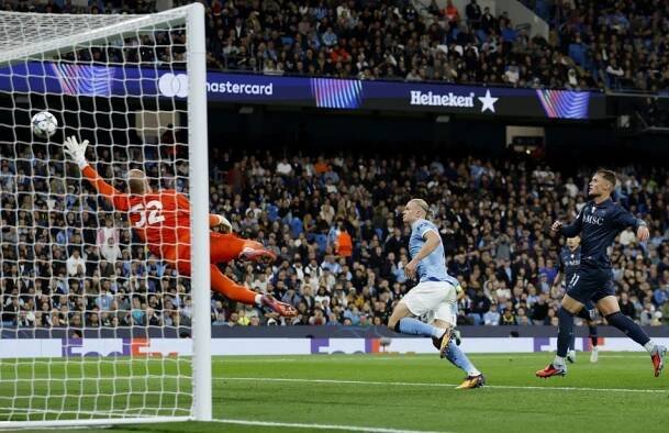 Neapol v deseti na Manchester City nestačila, Leverkusen spasil až vlastní gól v nastavení