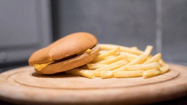 Burger za pár korun už je dávno pryč. Řetězce cenu krotí kupony i kuřecím