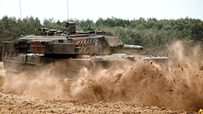 Video: Leopard 2 přímým zásahem ze 150 m rozstřelil ruský obrněnec. Opakovat útok nebylo třeba, explodoval