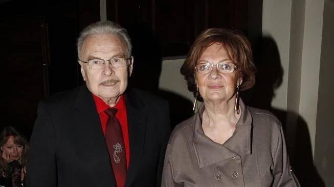 Z vnučky Munzara a Hlaváčové vyrostla krásná dívka. Je podobná babičce. Zažila šikanu i deprese