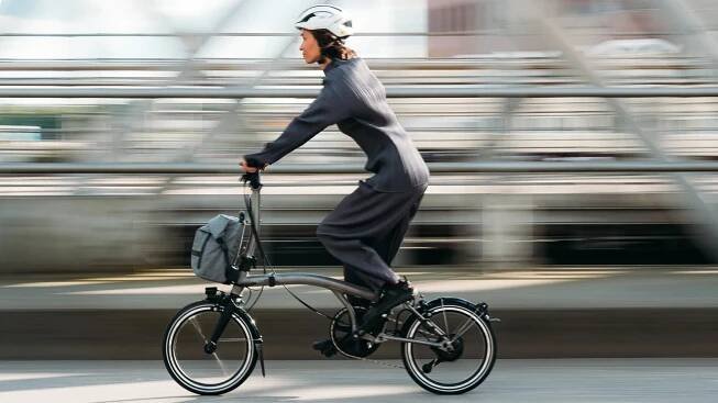 Diskuze – Brompton ukázal nejlehčí skládací elektrokolo na světě. Váží jen 13,5 kg, přesto ujede 90 km