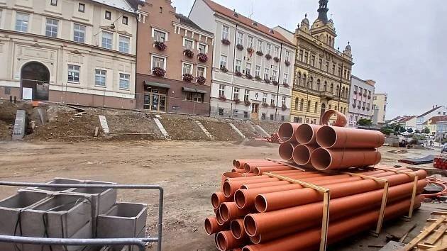 Tvář Velkého náměstí ve Strakonicích se mění. Z centra je staveniště
