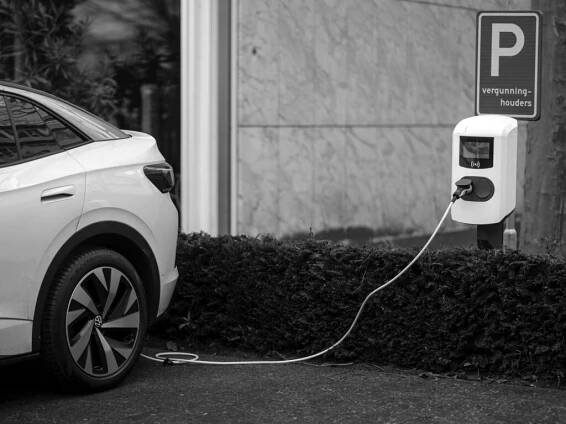 Téměř 30 % loni vyvezených aut z EU tvořily elektromobily a hybridy