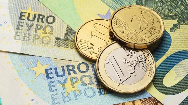 Euro prudce klesá po zprávě, že rezignoval nový francouzský premiér