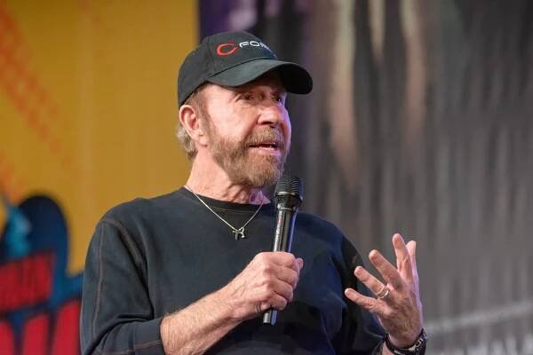 S kým žije Chuck Norris: V 85 letech má po boku o 20 let mladší blondýnku, která by klidně mohla být jeho žákyní karate