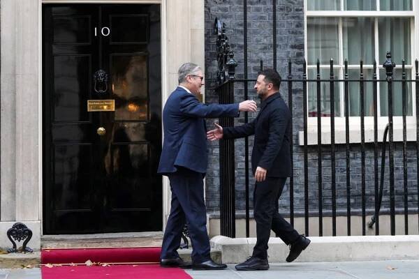 Zelenskyj v Británii: Setkání s králem a objetí s premiérem. Na dálku bude jednat i s Fialou