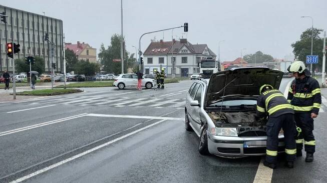 Profesionální jednotka z Hradce Králové zasahuje na Vančurově...
