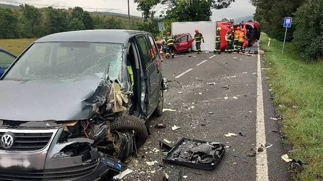 Hromadná nehoda na Horňácku. Pro zraněnou ženu letěl vrtulník, vyprošťovalo se