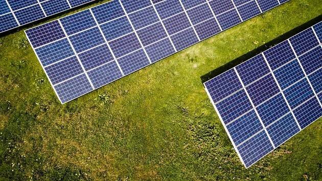 V Modlanech vzniká kaskádový solární park. Bude obrovský, téměř 60 tisíc panelů