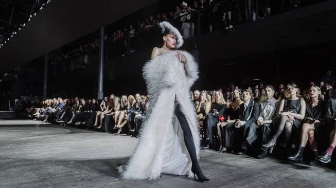 Móda z pražského fashion weeku: To nejzajímavější z přehlídkového mola i červeného koberce