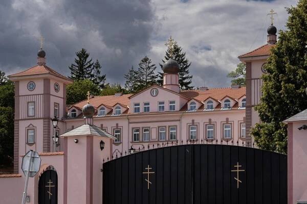 Klášter poblíž Prahy převedla abatyše zdarma Rusům, v kauze teď padla obžaloba ze zpronevěry za miliony