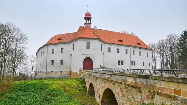 Památku měsíce najdete ve Stráži. Zámek láká na příběhy, které psal oheň i čas