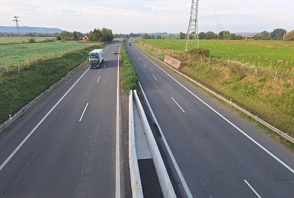 Komplikace na D10. Dálnici u Turnova čeká rozsáhlá oprava, řidiči musí zpomalit