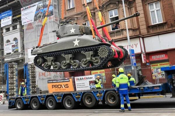 ‚Světový unikát, aby byl takhle vysoko.‘ Město Plzeň dopravilo do muzea tank Sherman přes střechy domů