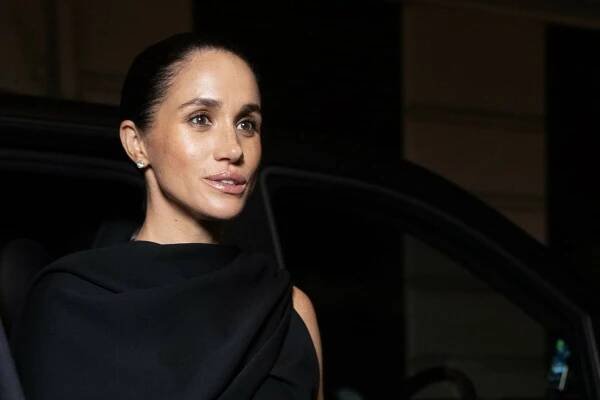 Meghan Markle po dvou letech nečekaně v Evropě: Z párty ji vedli za ruku