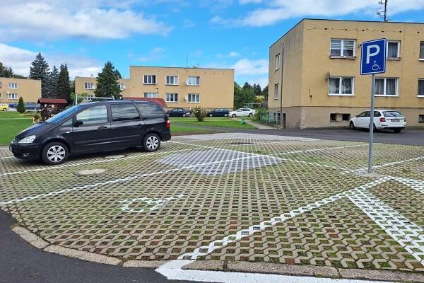 Měrunice na Teplicku rozšířily parkoviště na sídlišti, místní dřív často parkovali na trávě
