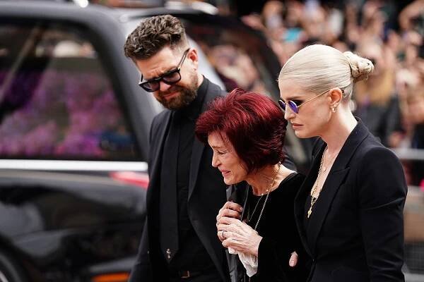 Kelly Osbourne vyměnila večírky za sokolnictví. S dravcem si ochočila i smutek