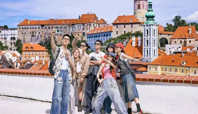 Vidí Česko v televizi, tak letí. Praha a Český Krumlov opět vyhlíží turisty z Číny