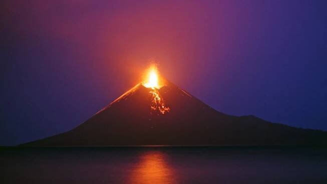 Sopka Krakatoa řvala a trhala ušní bubínky. Výbuch zabil desítky tisíc lidí, slunce zezelenalo