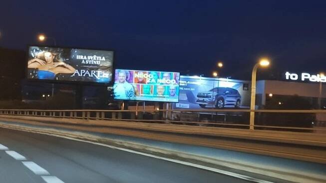 LED billboardy na Jižní spojce svítí navzdory rozhodnutí o odstranění