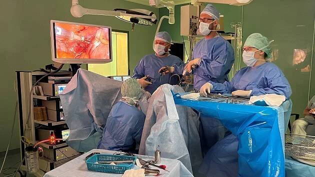 Unikátní operace v Brně: lékaři vrací lidem úsměv i operace srdce bez otevření