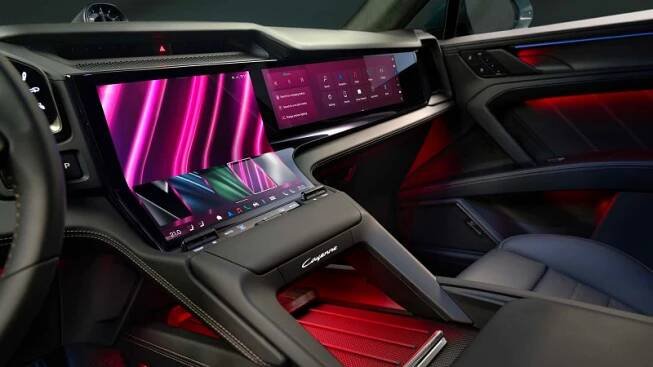 Porsche poprvé ukázalo interiér nového Cayenne a je to další zbytečný, už mnohokrát odmítnutý cirkus. Tohle přece není luxus