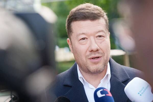 Pointa N: Okamura vedle silného ANO sklápí uši. Kam se poděly jeho sliby?