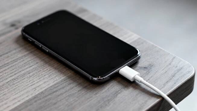 Apple v iOS 26 zapomněl na ochranu USB-C před veřejnými nabíječkami. Ukážeme, jak ji znovu zapnout