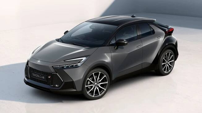 Oblíbená Toyota C-HR je pro rok 2026 zelenější. Verzi GR Sport nyní stačí i základních 140 koní