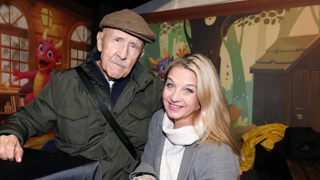 Z nejhoršího venku? Legendární Petr Nárožný se po vážném úrazu konečně ukázal mezi lidmi