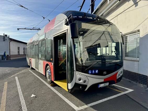 První elektrobus SOR už je na testech v Praze. Do konce měsíce dorazí všech 18 kusů