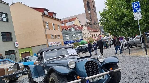 Veteránská jízda časem: Kralupy zažily přehlídku nádherných historických vozidel