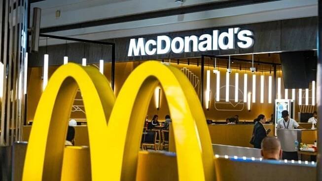 Vegetariáni mají smůlu. McDonald’s přestal prodávat bezmasé burgery, místo nich nabízí rybí maso