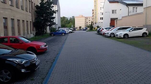 Za modrou čárou. Placené parkoviště v Jihlavě se starými střepy zarůstá