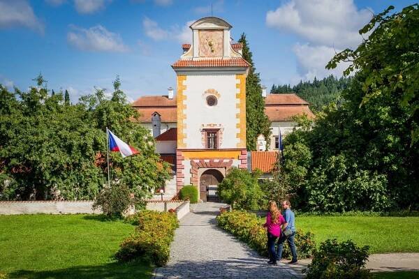 Hluboká, zámek Kratochvíle nebo Třeboň. Jihočeské památky letos navštívilo přes 360 tisíc turistů