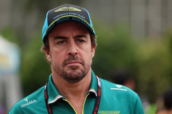 A zase ten Alonso. Veterán v Singapuru zuřil a nadával, naštval ho Hamilton