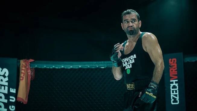 ŽENA-IN - Opravdová klec na plátně: Bojovník slibuje brutálně autentické MMA, herci trénovali celý rok