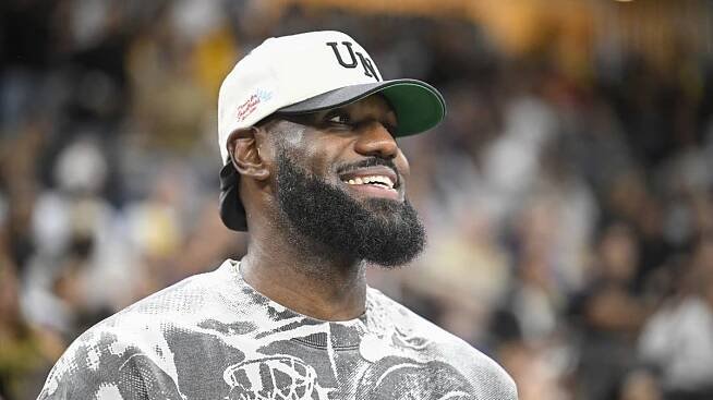 Místo zásadního oznámení přišel Lebron James s reklamou na koňak