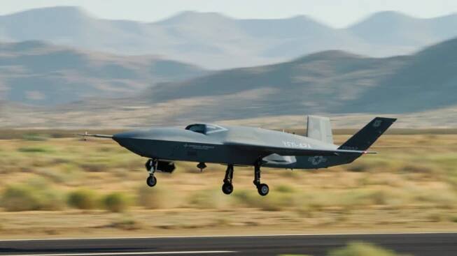 YFQ-42A je výkonný doprovodný letoun, který dá americkému letectvu totální převahu. Od roku 2026 bude sekundovat F-35