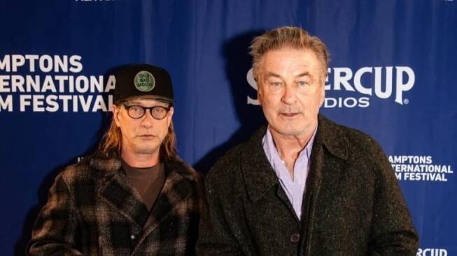 Alec Baldwin s bratrem Stephenem měli autonehodu. Narazili do stromu, vyvázli zázrakem