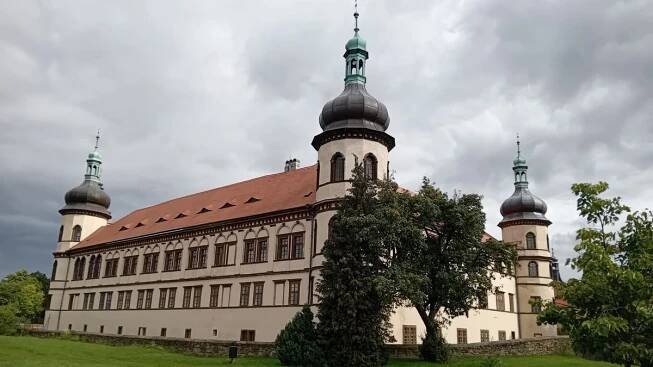 Tip na výlet: Kosteleckým zámkem od kaple sv. Vojtěcha až těsně pod střechu a do jedné z věží