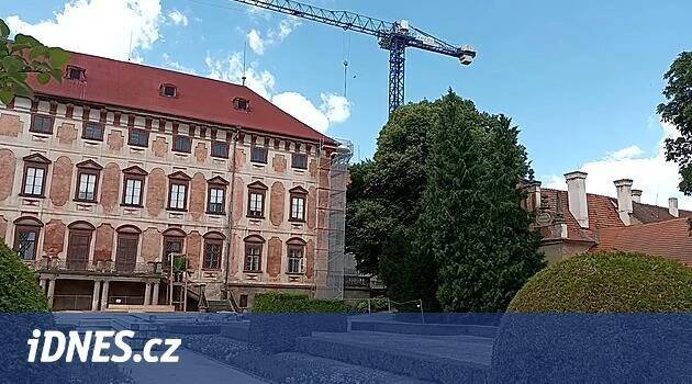 Zámek v Libochovicích dostává novou střechu - iDNES.tv