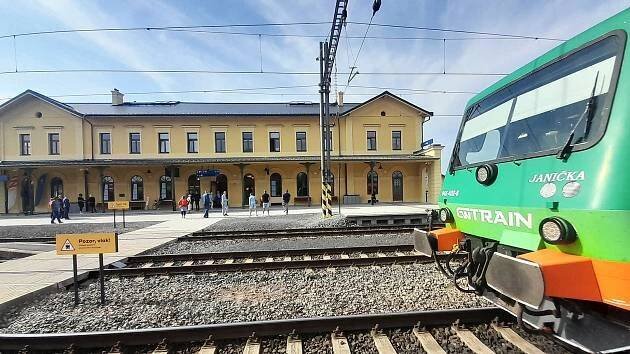 FOTO: Nové toalety i výtah. Veřejnosti začalo sloužit opravené nádraží v Žatci