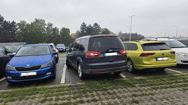 Úzká místa pro auta na starších P+R parkovištích v Praze trápí řidiče, ale nezvětší se. Ubylo by míst