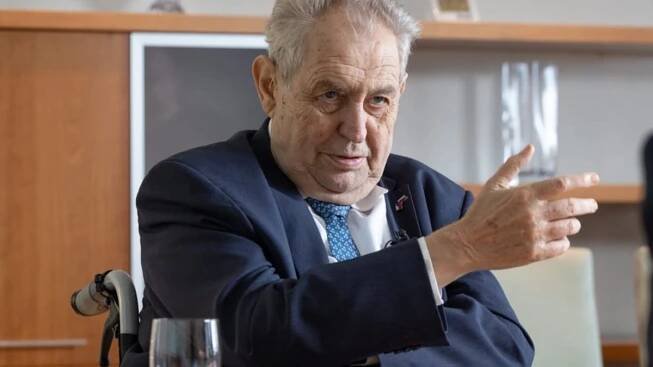 Zeman po operaci zůstává v nemocnici a ruší program. Oporou mu je manželka