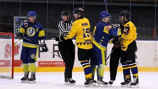 VIDEO: Junioři Zubrů se po zápase porvali, zasahovala čárová rozhodčí