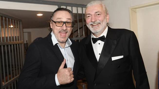 Hůlka i Vojtko jen v trenkách. Zpěváci pobavili fanoušky! Do divadla si oblékli stejné prádlo a vystavili se v něm