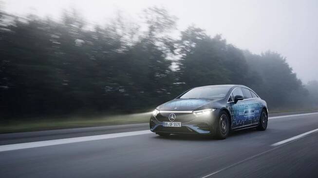Mercedes s revoluční baterií zvládl 1205 kilometrů na jedno nabití